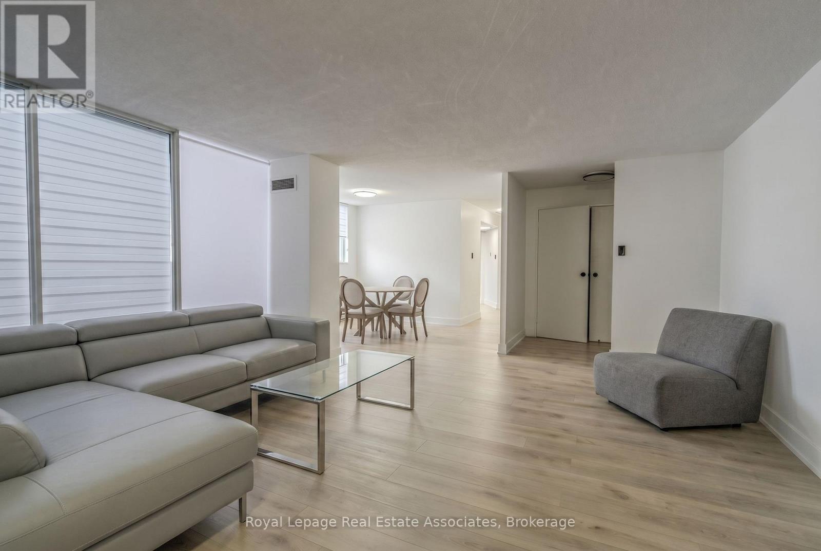 1602 - 3695 Kaneff Crescent, Mississauga, Ontario  L5A 4B6 - Photo 3 - W13107274