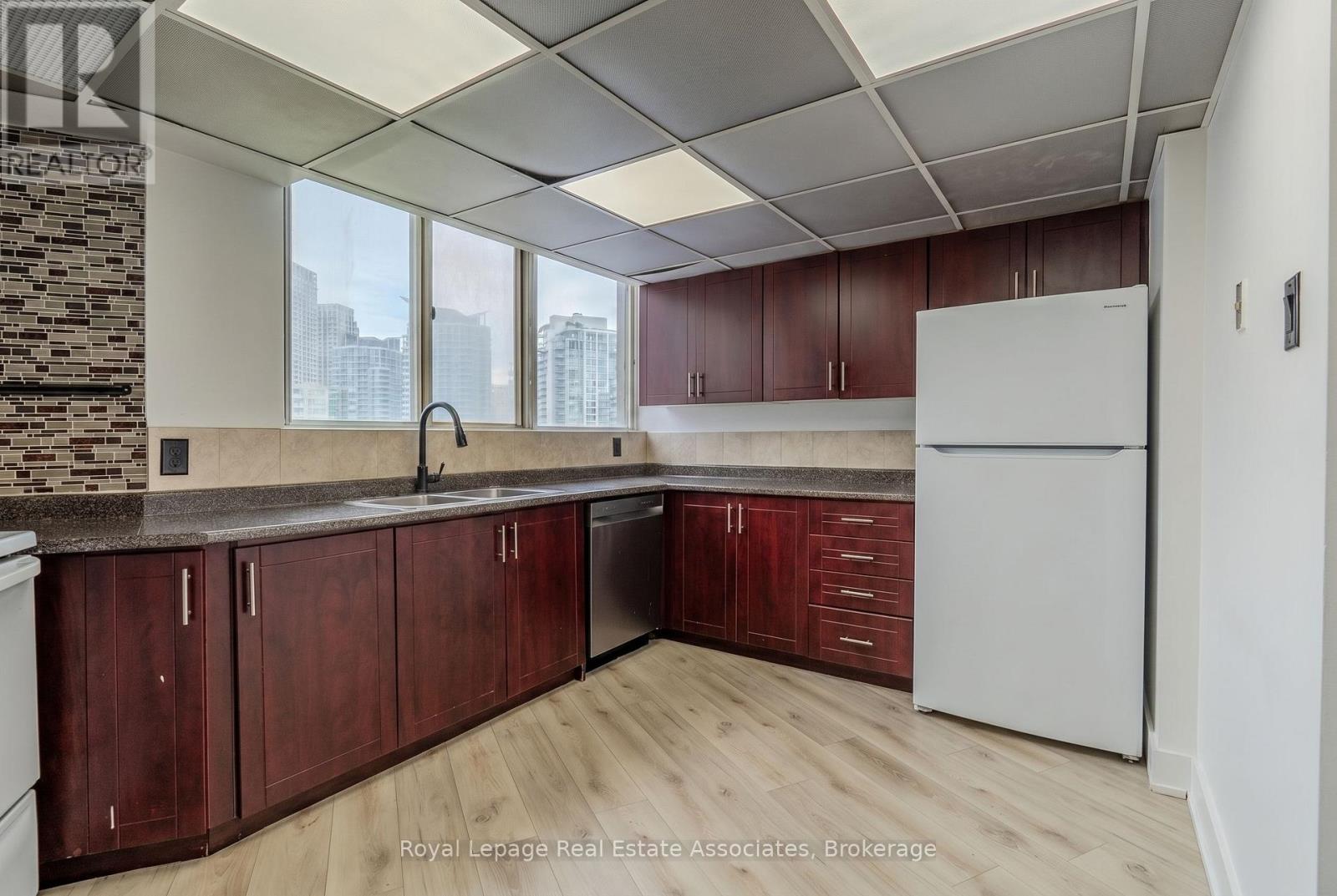 1602 - 3695 Kaneff Crescent, Mississauga, Ontario  L5A 4B6 - Photo 4 - W13107274