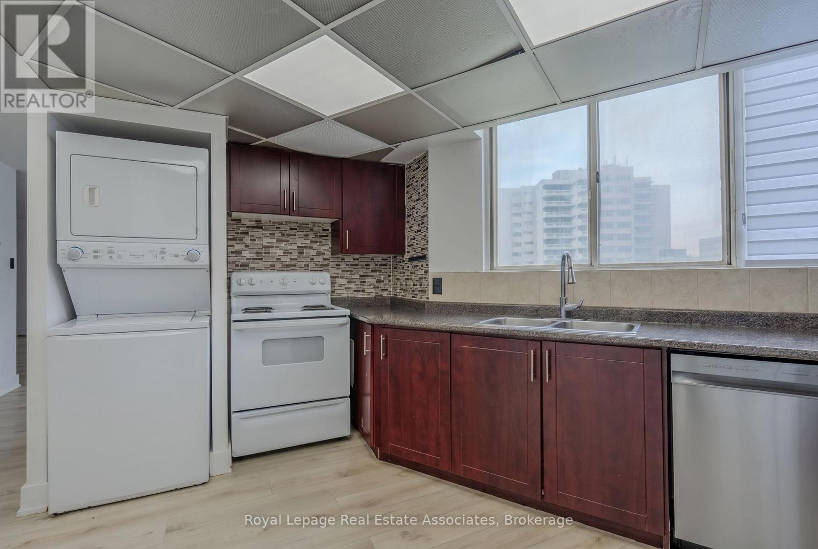 1602 - 3695 Kaneff Crescent, Mississauga, Ontario  L5A 4B6 - Photo 5 - W13107274