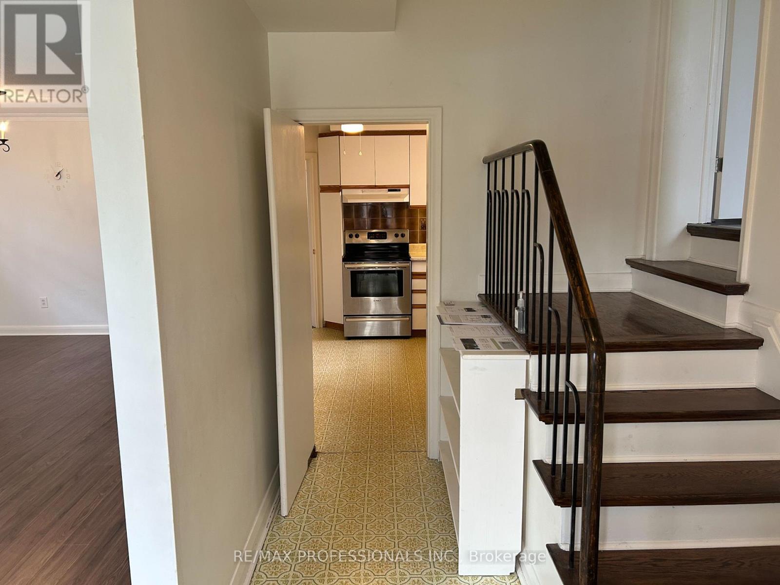 47 Claymore Drive, Toronto, Ontario  M8Z 2S3 - Photo 3 - W13107334
