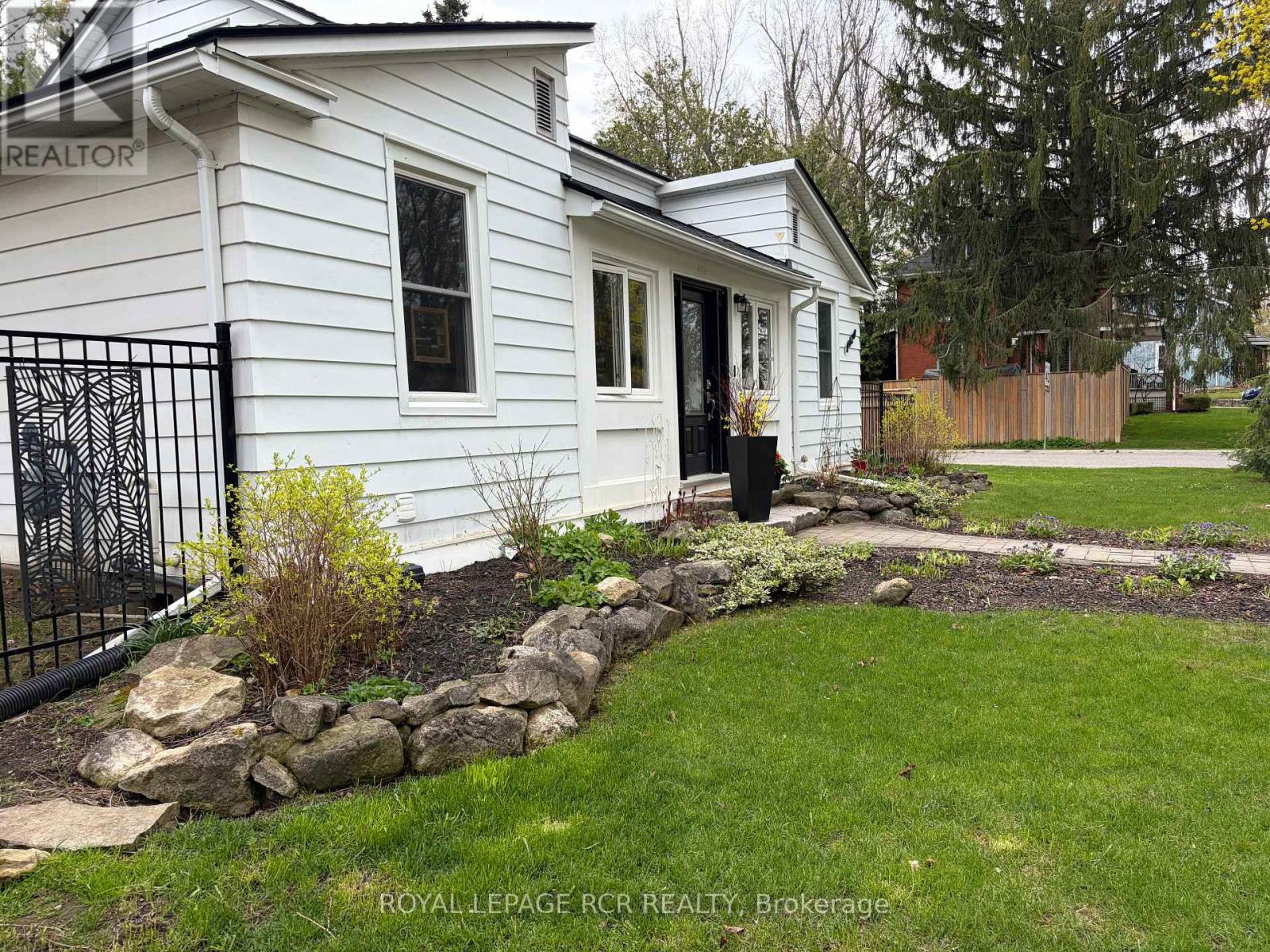1429 Queen Street, Caledon, Ontario  L7K 0E4 - Photo 3 - W12909760