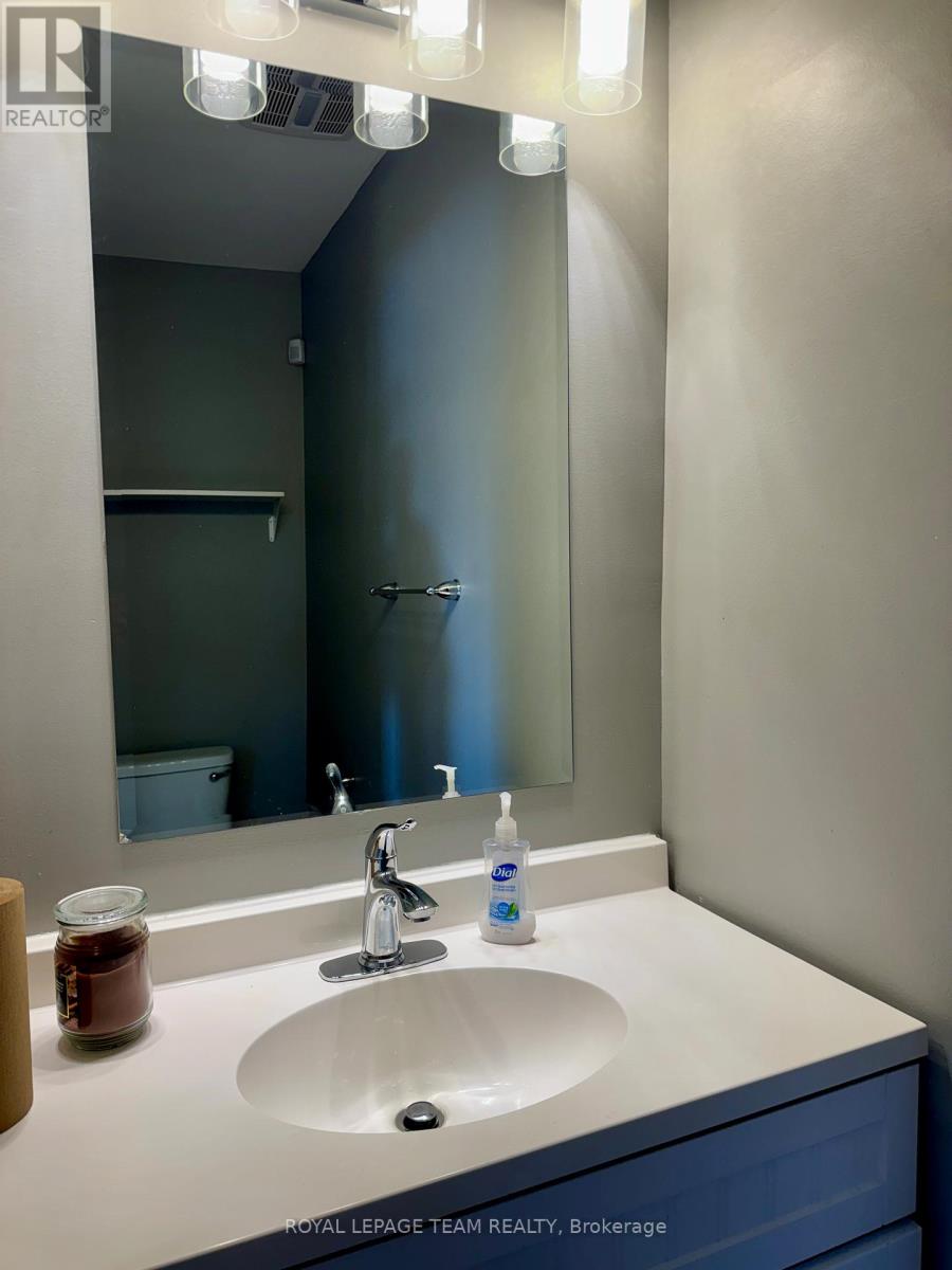 1297 Kitchener Avenue, Ottawa, Ontario  K1V 6W3 - Photo 5 - X12884304