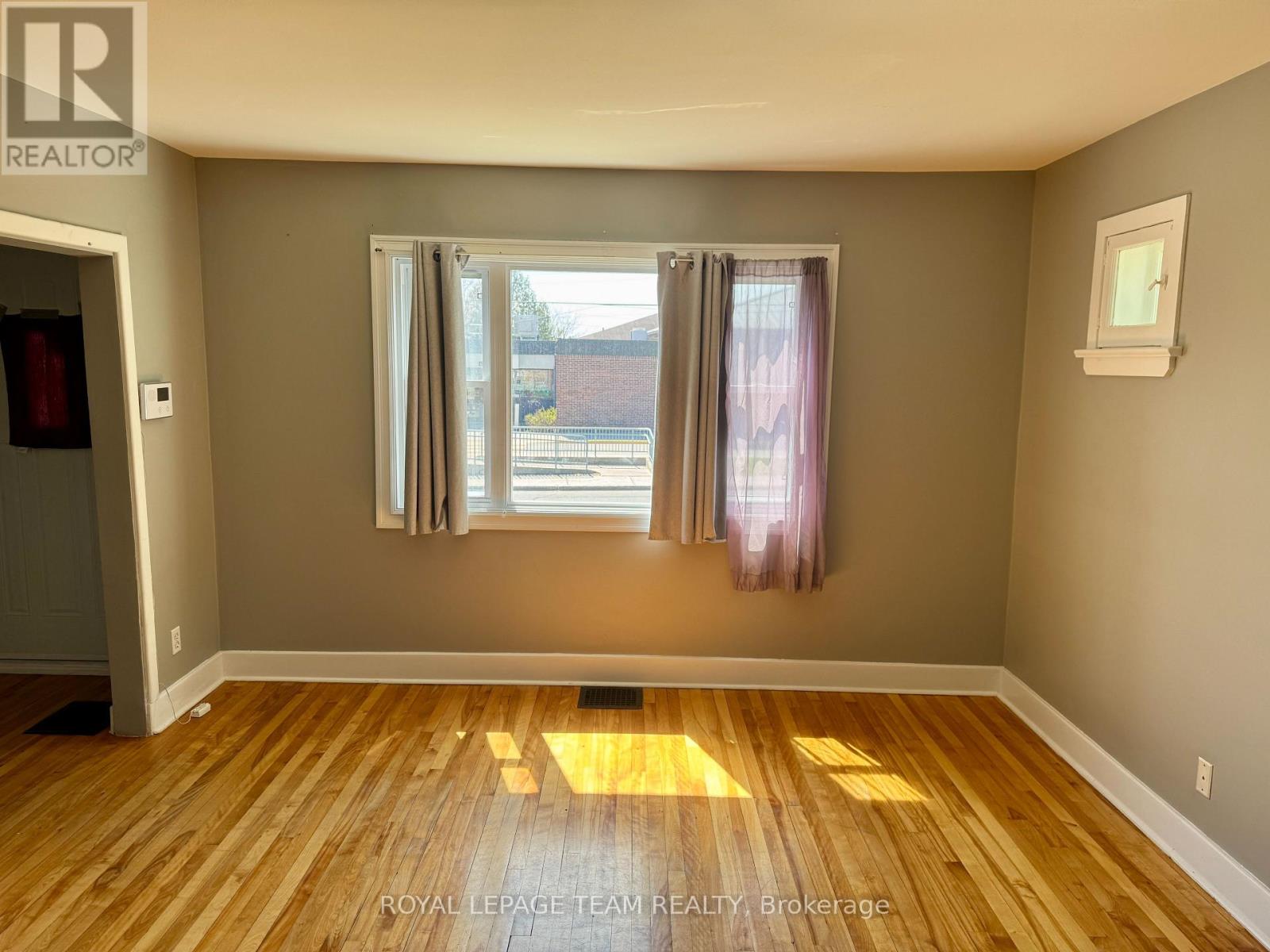 1297 Kitchener Avenue, Ottawa, Ontario  K1V 6W3 - Photo 3 - X12884304