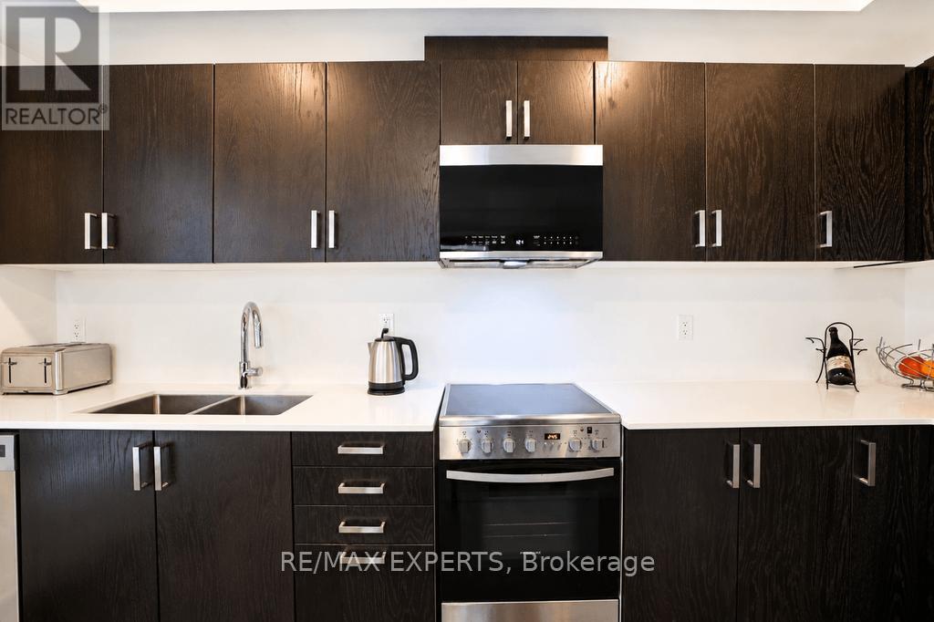 7 - 8 Marquette Avenue, Toronto, Ontario  M6A 0E1 - Photo 9 - C13107344