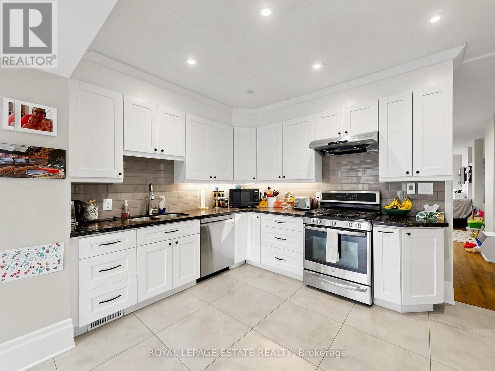 280 Silver Birch Avenue, Toronto, Ontario  M4E 3L5 - Photo 9 - E13107376