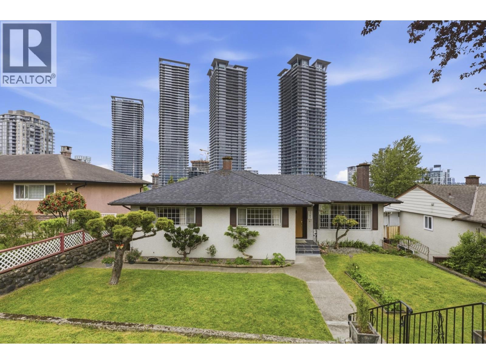 4782 Ridgelawn Drive, Burnaby, British Columbia  V5C 3Y2 - Photo 3 - R3121476