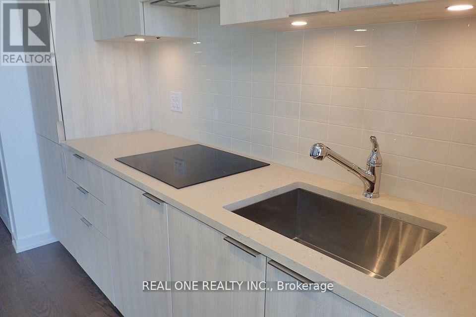 716 - 11 Wellesley Street W, Toronto, Ontario  M4Y 1E8 - Photo 3 - C13107498