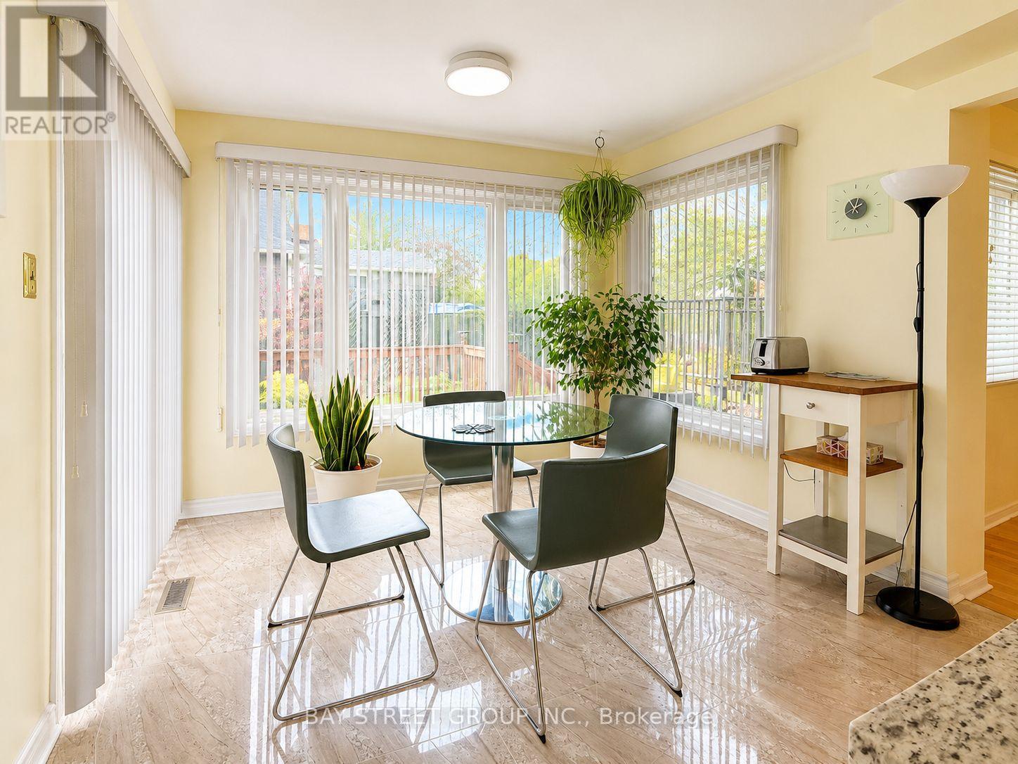 2554 Valencia Road, Mississauga, Ontario  L5N 4L6 - Photo 13 - W12932578