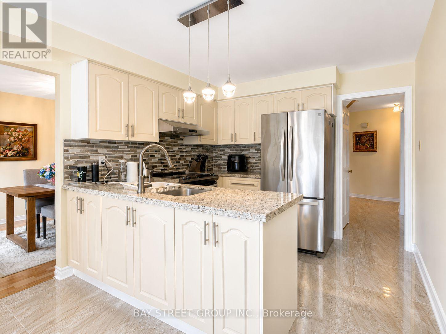 2554 Valencia Road, Mississauga, Ontario  L5N 4L6 - Photo 15 - W12932578