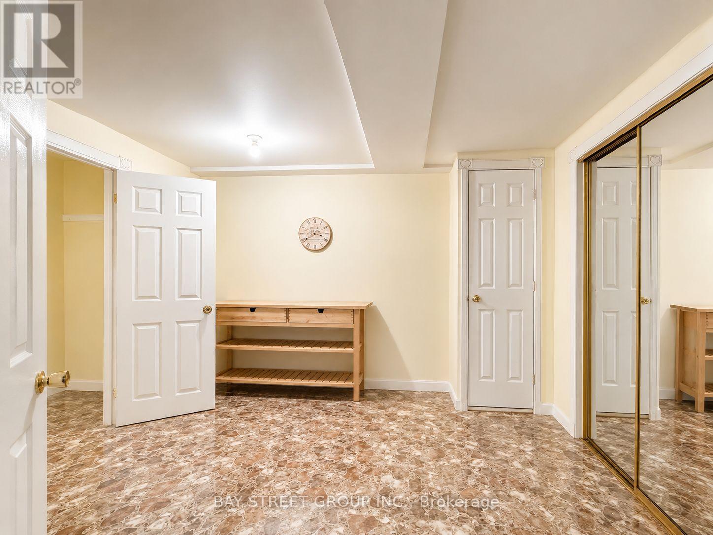 2554 Valencia Road, Mississauga, Ontario  L5N 4L6 - Photo 35 - W12932578