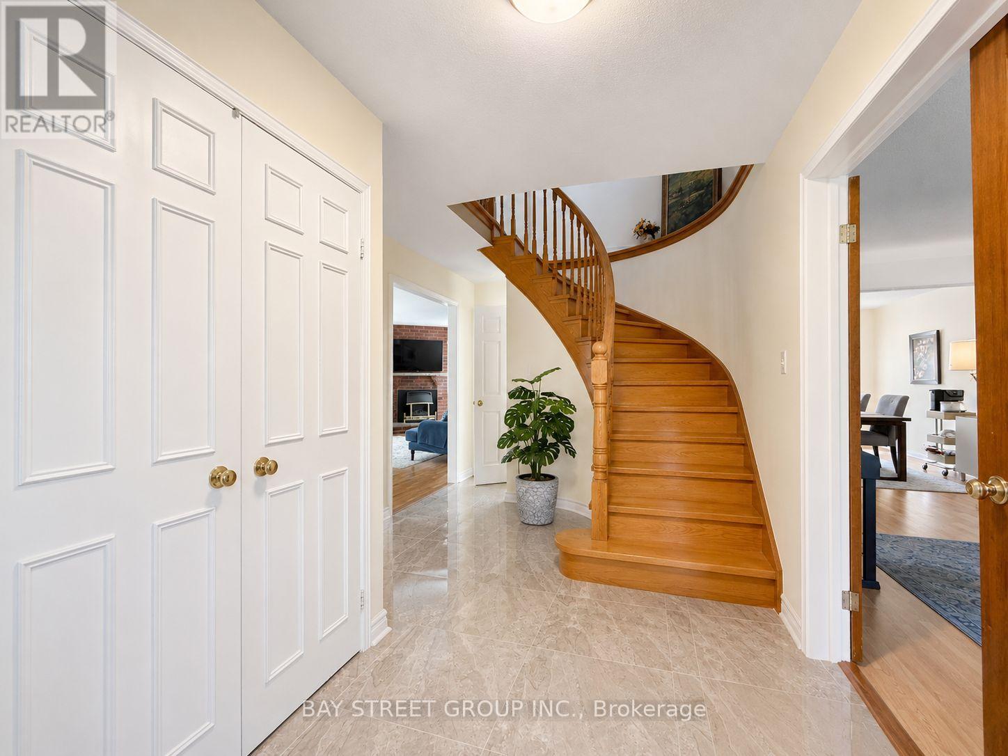 2554 Valencia Road, Mississauga, Ontario  L5N 4L6 - Photo 4 - W12932578