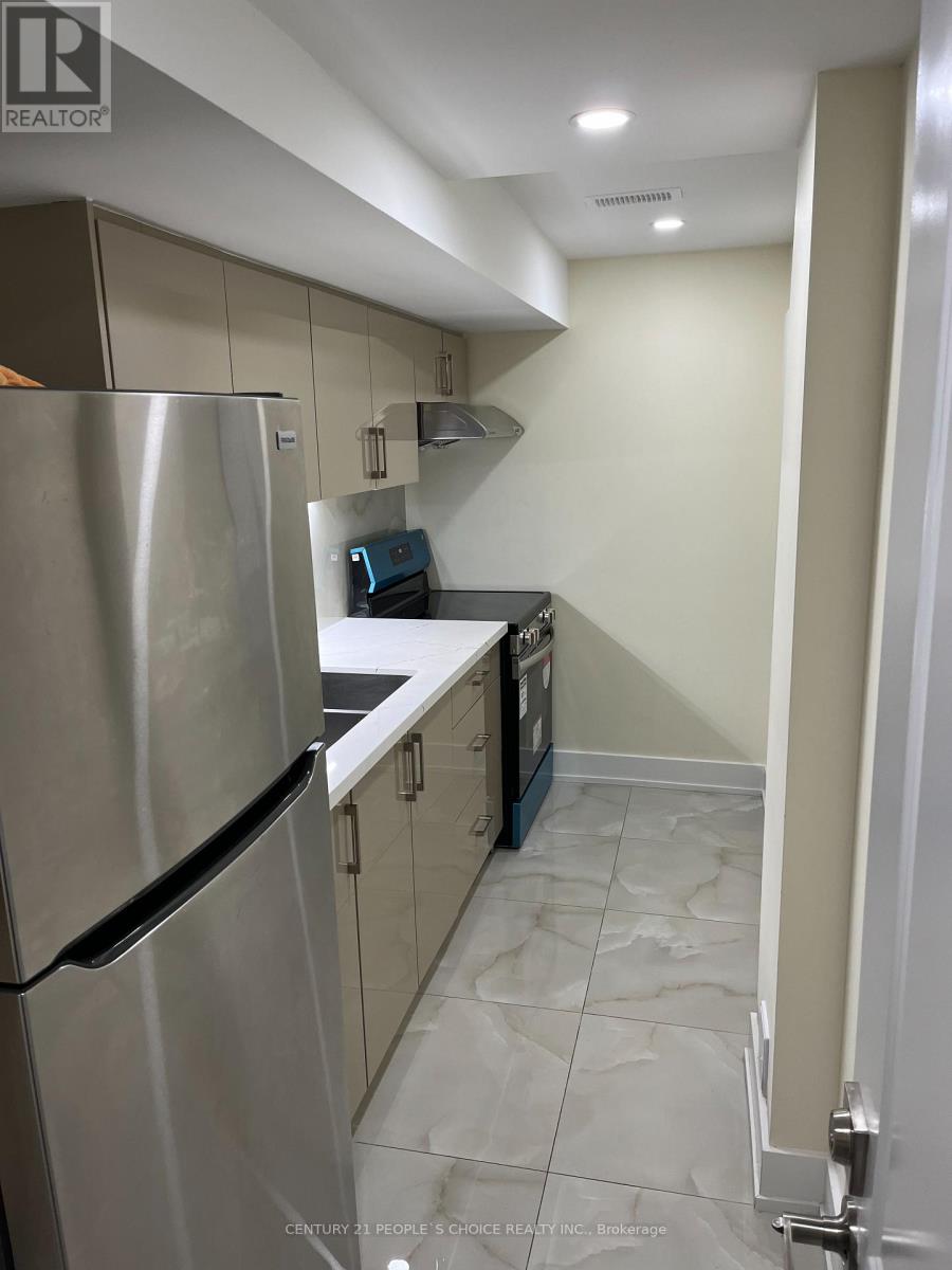 16 Gemma Place, Brampton, Ontario  L6Z 0J5 - Photo 4 - W13095738