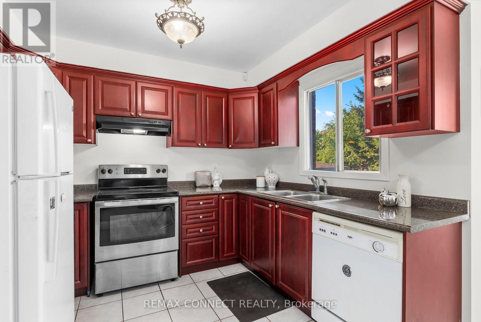 30 CHAPMAN DRIVE, Ajax, Ontario