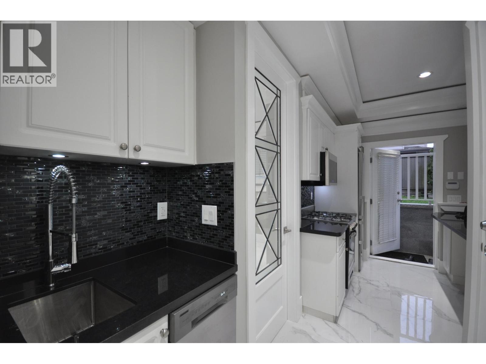 7505 Kingsway, Burnaby, British Columbia  V3N 3C1 - Photo 2 - R3121680