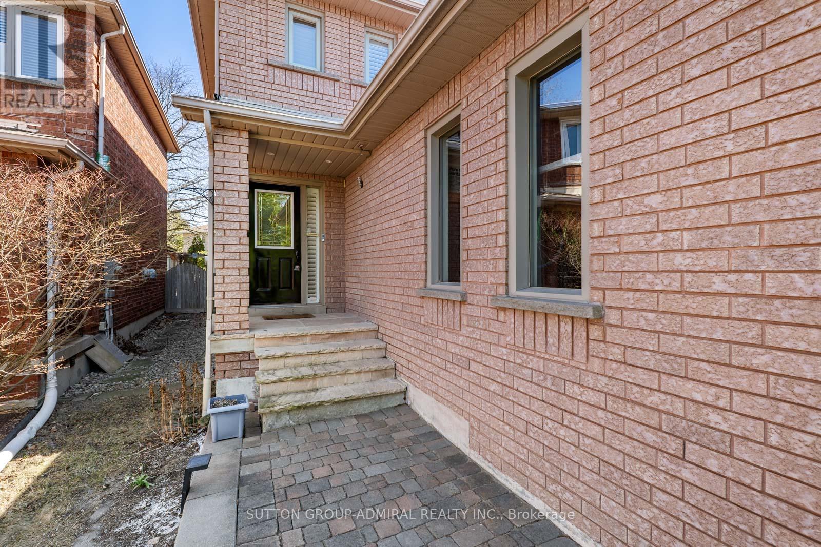 626 College Manor Drive, Newmarket, Ontario  L3Y 8M7 - Photo 2 - N13107628