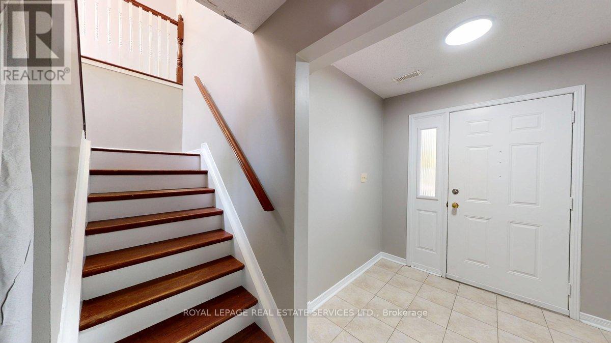 Upper - 62 Third Line, Oakville, Ontario  L6L 3Z5 - Photo 4 - W13106122
