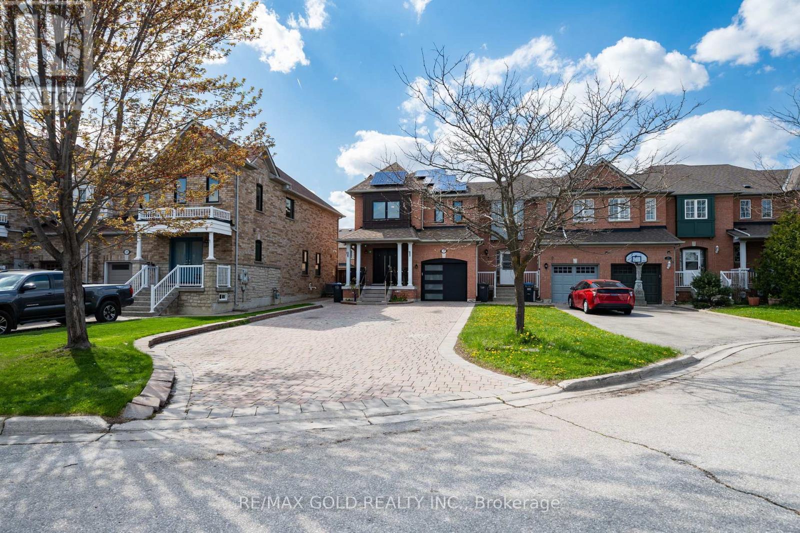 19 Spring Valley Court, Brampton, Ontario  L6P 2E6 - Photo 3 - W13107708