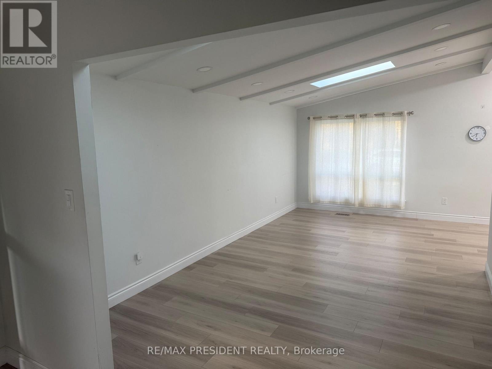 Upper - 45 Elmvale Crescent, Toronto (West Humber-Clairville), Ontario  M9V 2B8 - Photo 2 - W13107714