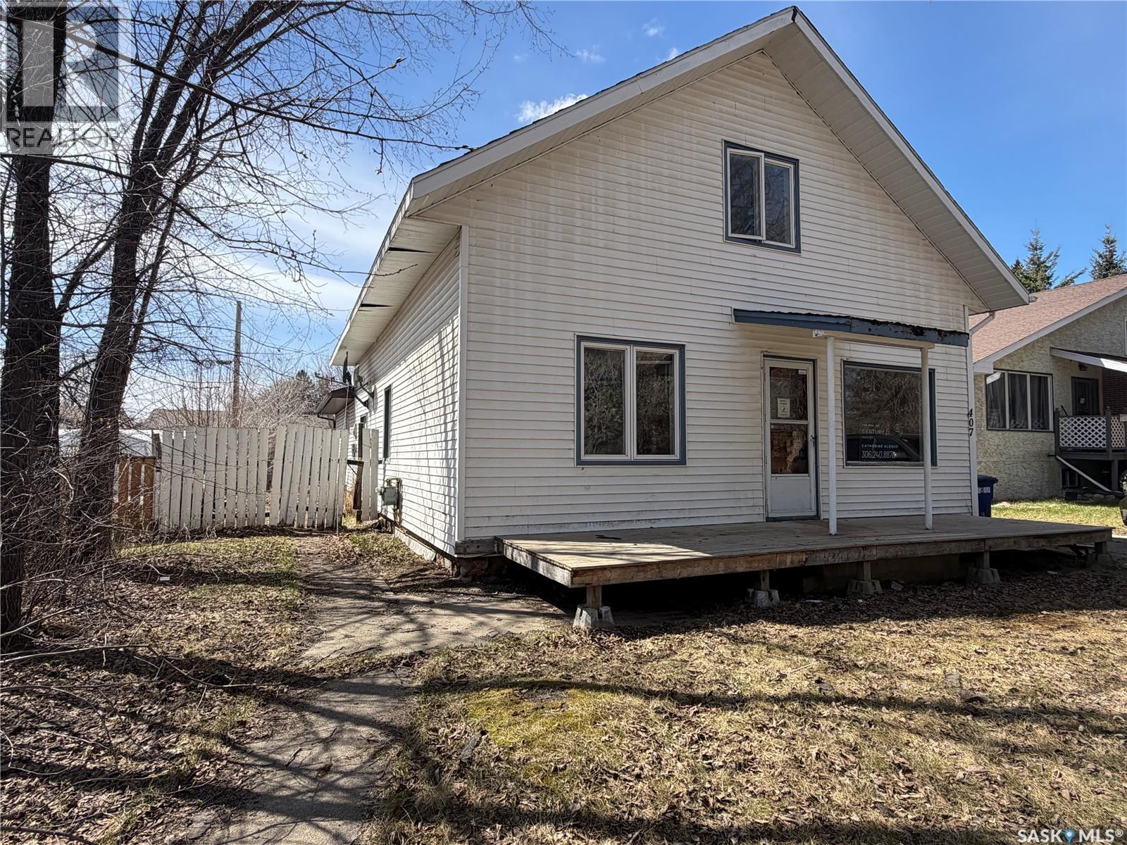 407 2nd Street E, Meadow Lake, Saskatchewan  S9X 1E8 - Photo 1 - SK033235
