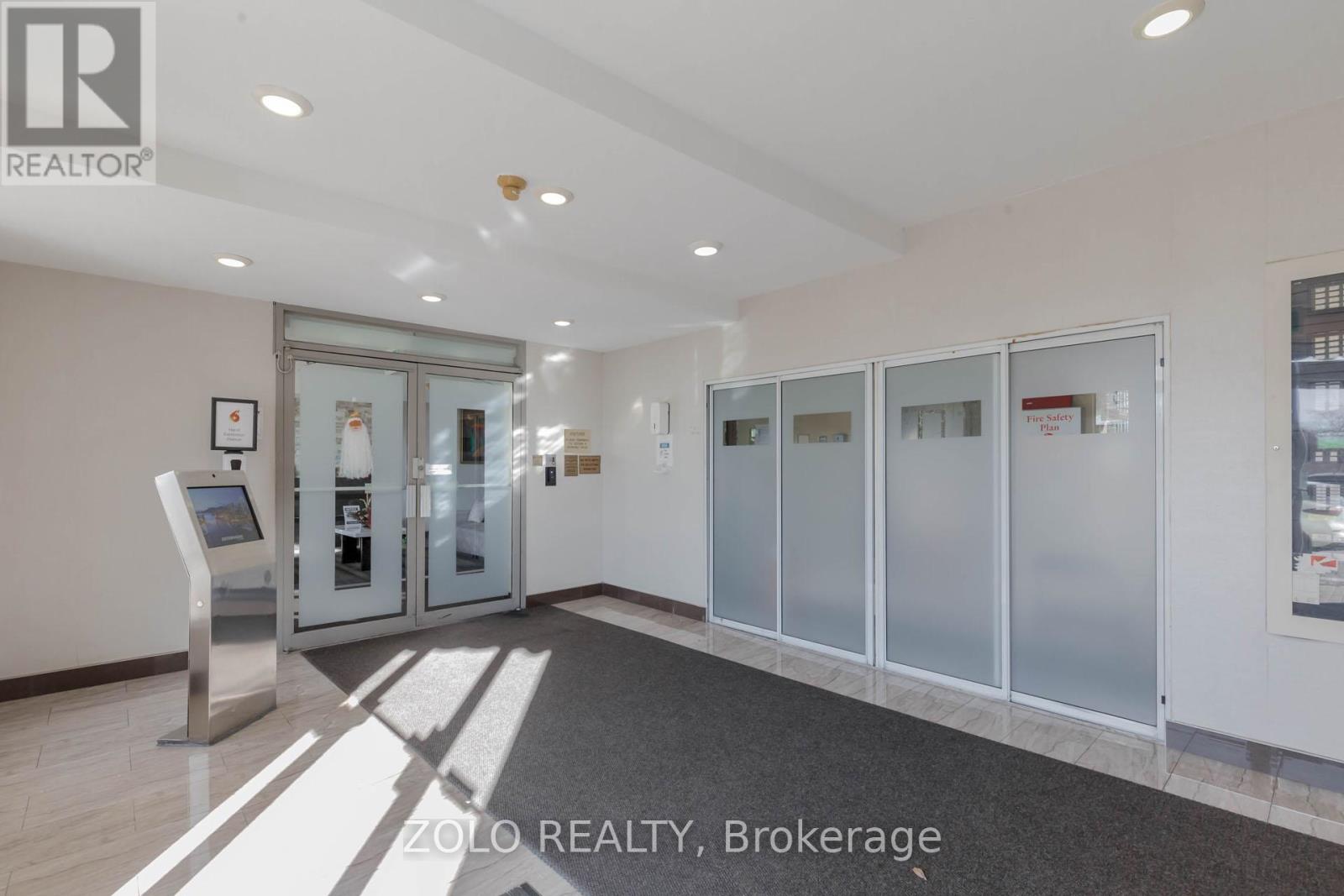 111 - 145 Hillcrest Avenue, Mississauga, Ontario  L5B 3Z1 - Photo 3 - W13107770