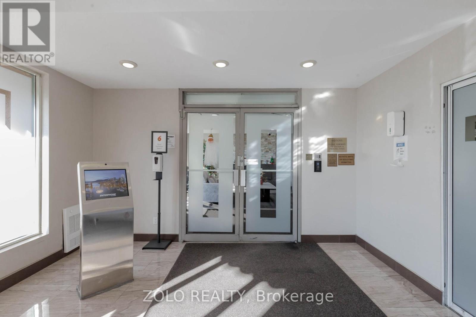 111 - 145 Hillcrest Avenue, Mississauga, Ontario  L5B 3Z1 - Photo 4 - W13107770