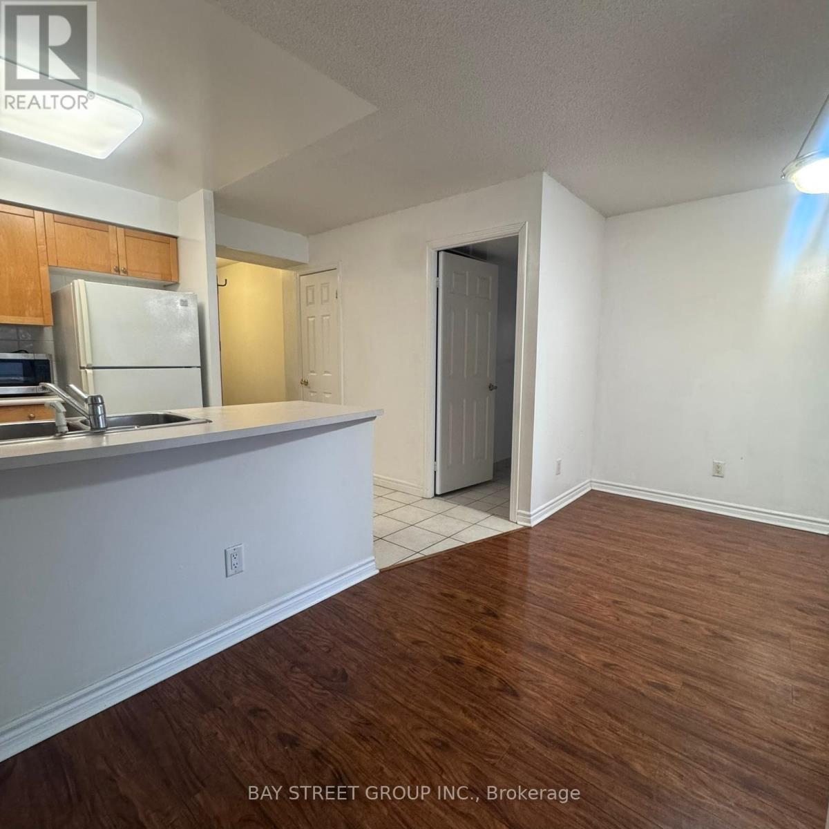 2021 - 25 Kingsbridge Garden Circle, Mississauga, Ontario  L5R 4B1 - Photo 4 - W13107814