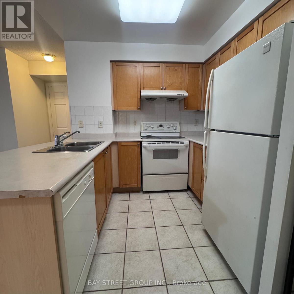 2021 - 25 Kingsbridge Garden Circle, Mississauga, Ontario  L5R 4B1 - Photo 6 - W13107814