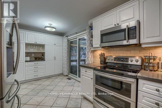4 Derwent Avenue, Brampton, Ontario  L6W 1K2 - Photo 7 - W13107824