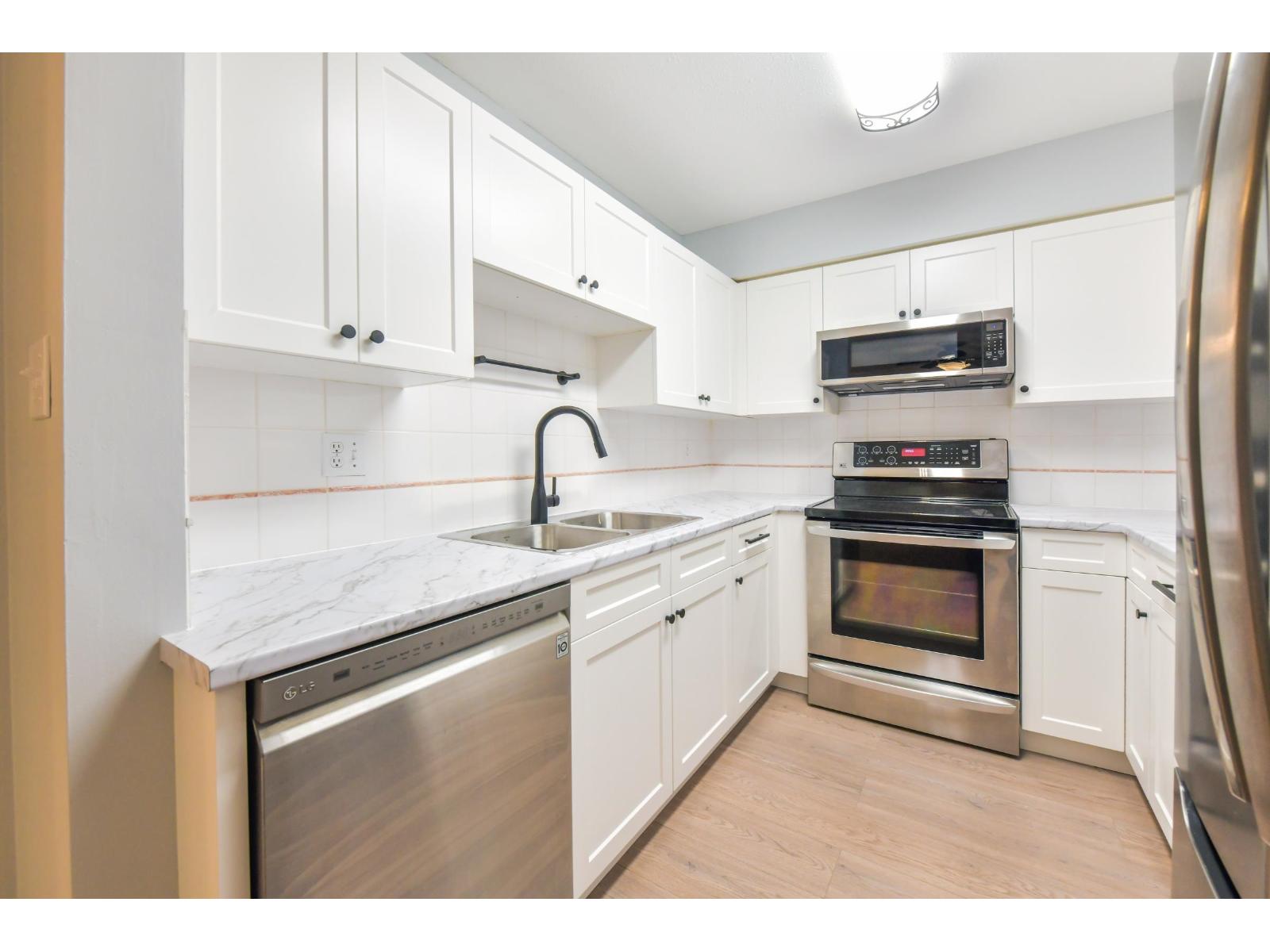 106 1533 Best Street, White Rock, British Columbia  V4B 4E9 - Photo 1 - R3120481