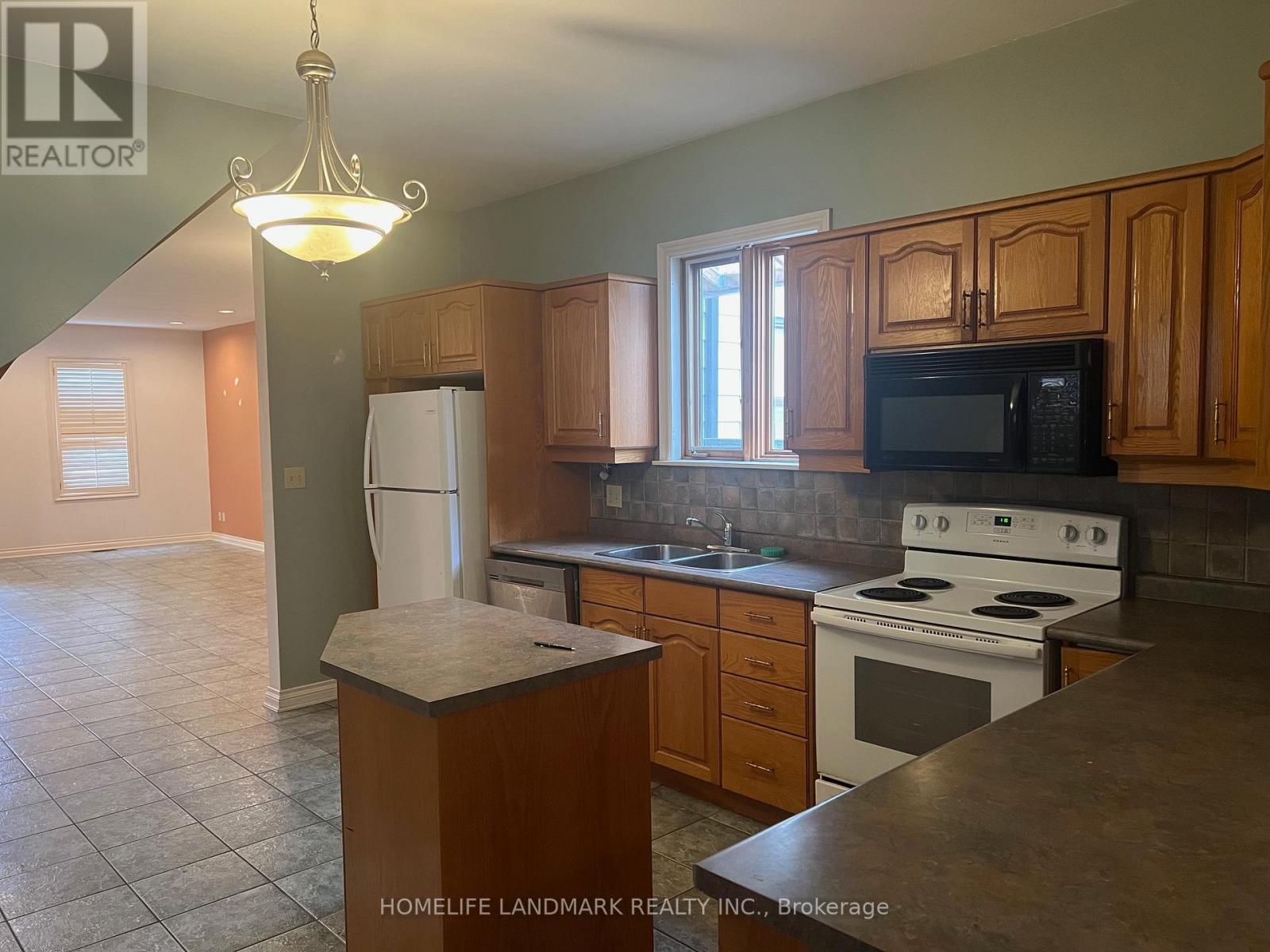 231 Clinton Street, Toronto, Ontario  M6G 2Y4 - Photo 3 - C13107898