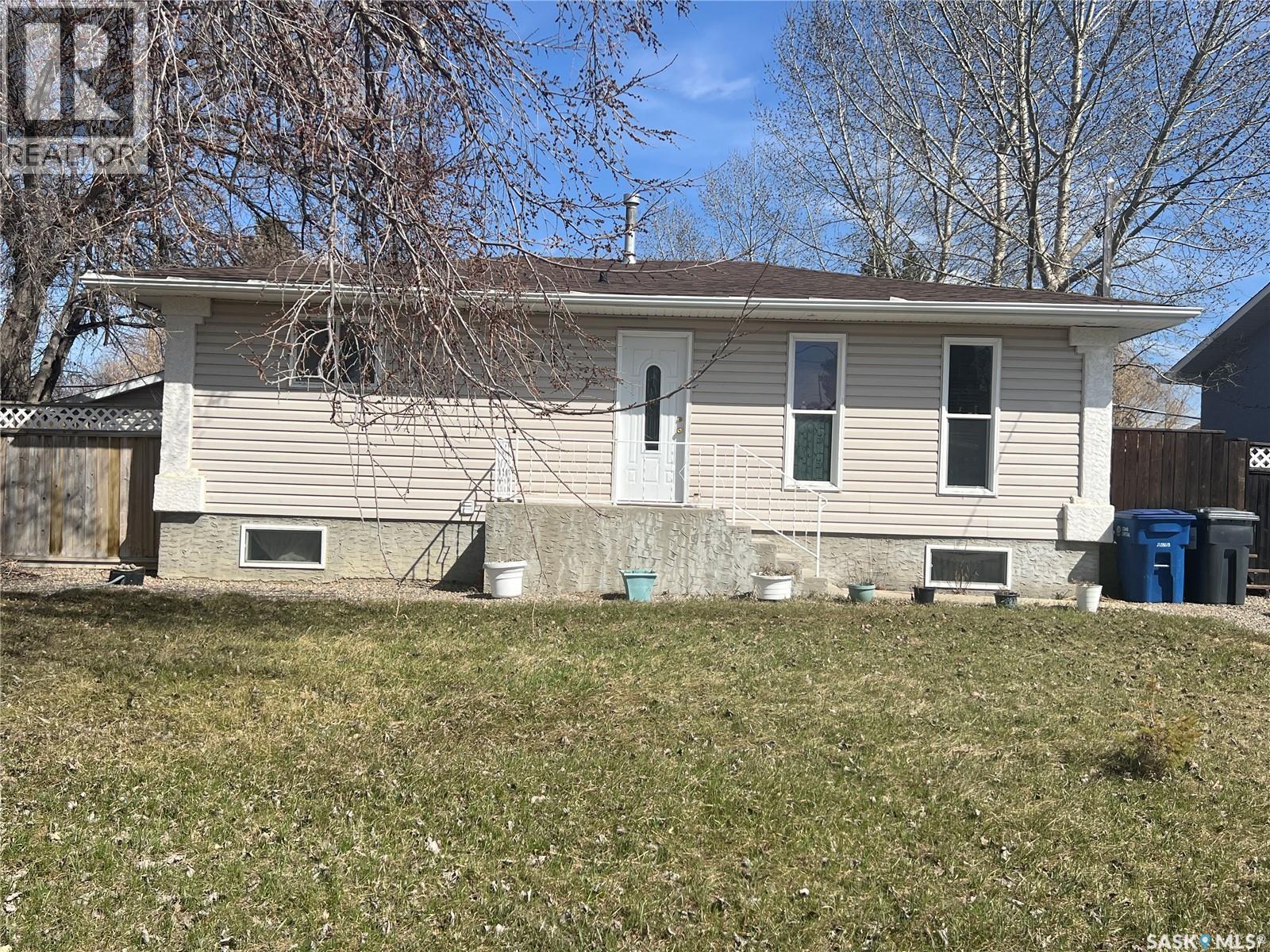 517 Lake Street, Esterhazy, Saskatchewan  S0A 0X0 - Photo 2 - SK035511