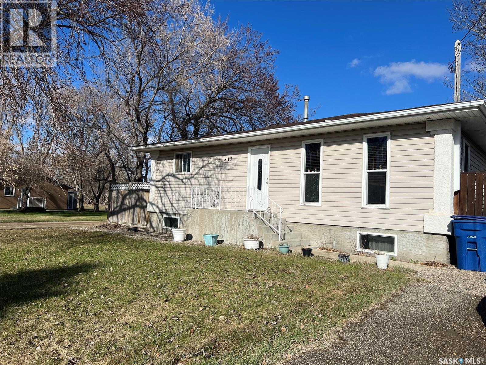 517 Lake Street, Esterhazy, Saskatchewan  S0A 0X0 - Photo 3 - SK035511