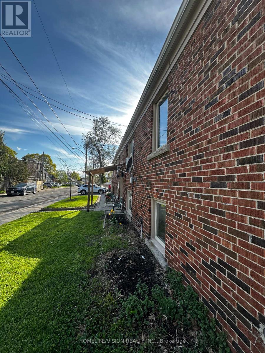 1 - 238 Glebemount Avenue, Toronto, Ontario  M4C 3V2 - Photo 11 - E13107942