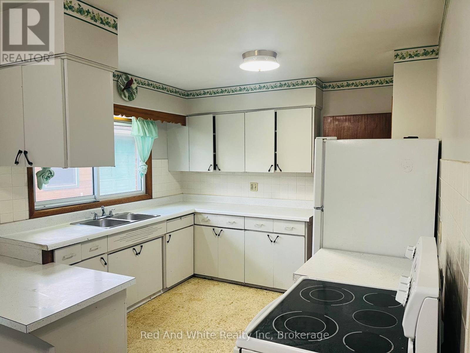 157 Schweitzer Street, Waterloo, Ontario  N2K 1C3 - Photo 3 - X13107974