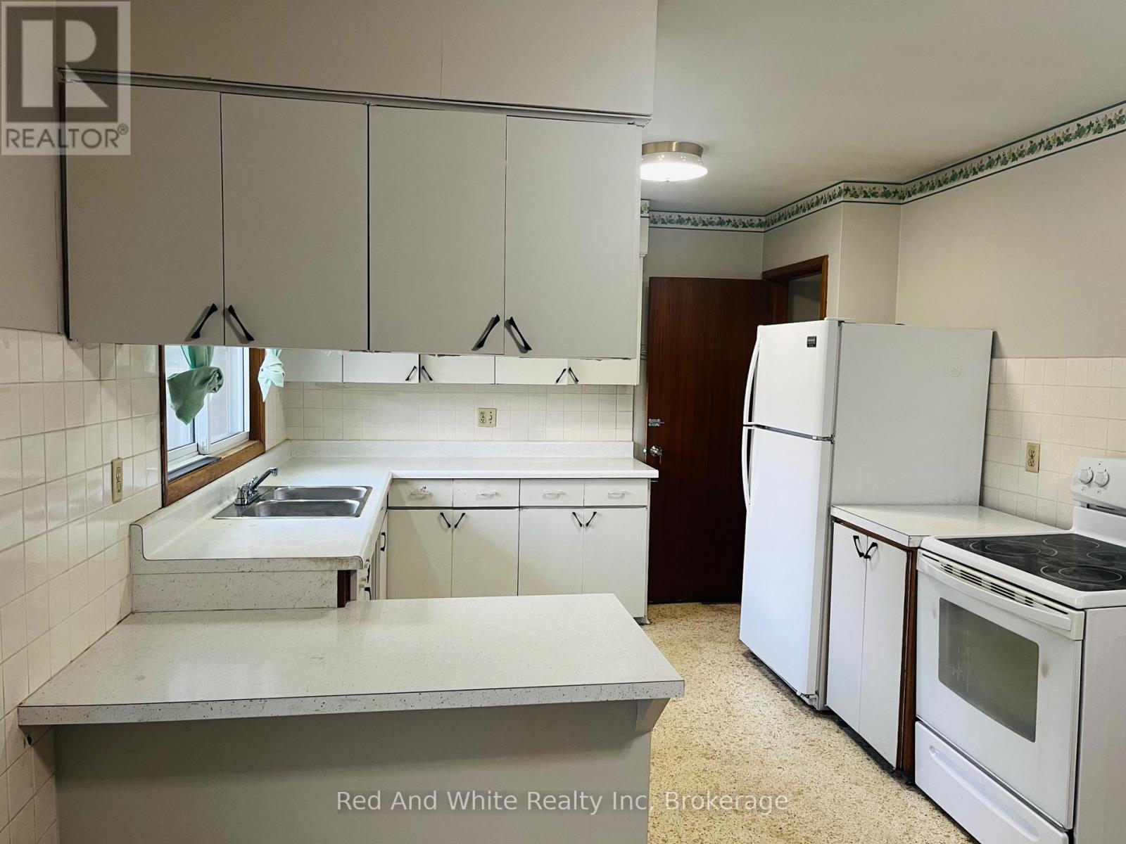 157 Schweitzer Street, Waterloo, Ontario  N2K 1C3 - Photo 9 - X13107974