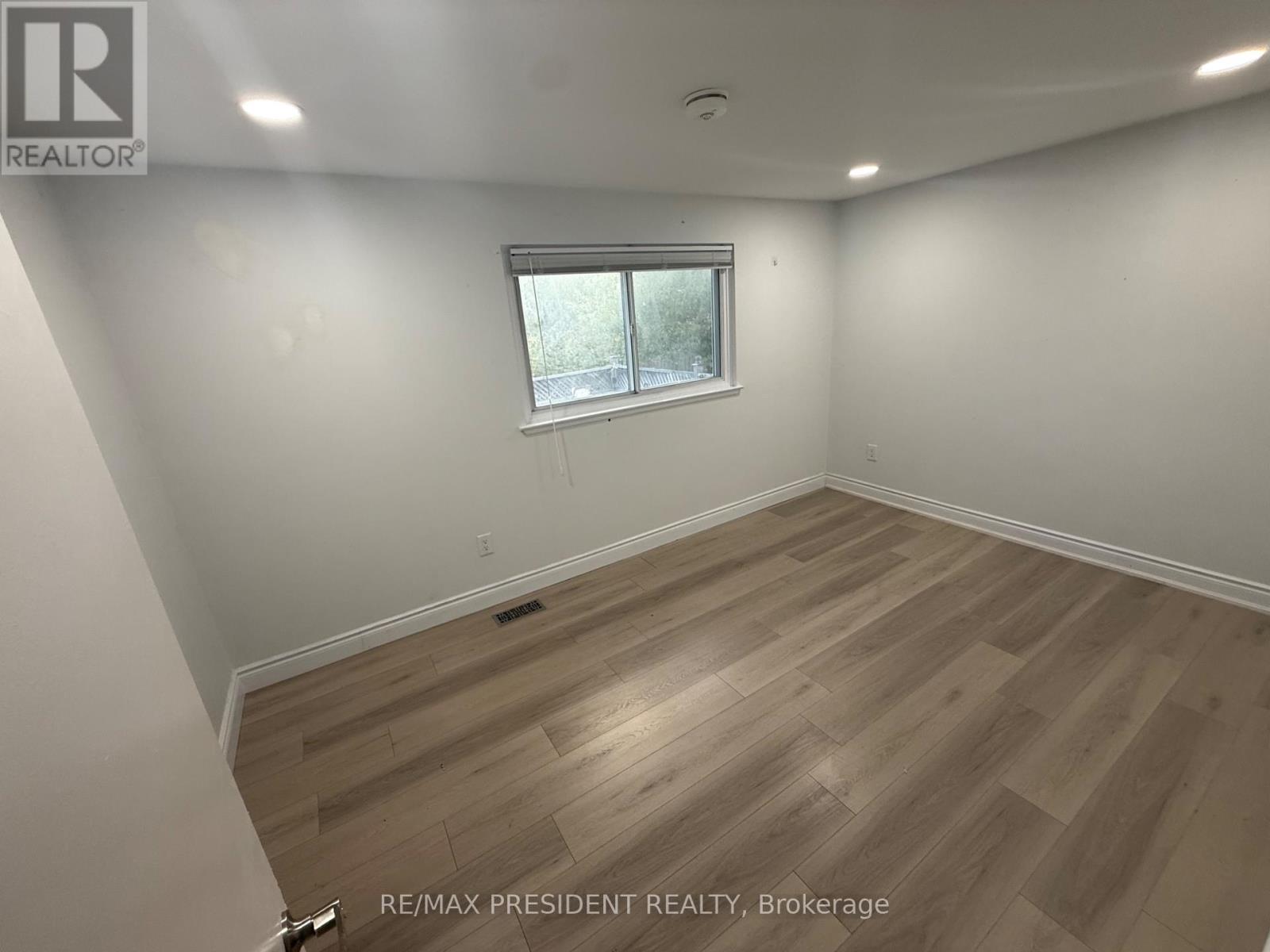Upper - 45 Elmvale Crescent, Toronto, Ontario  M9V 2B8 - Photo 7 - W13107714