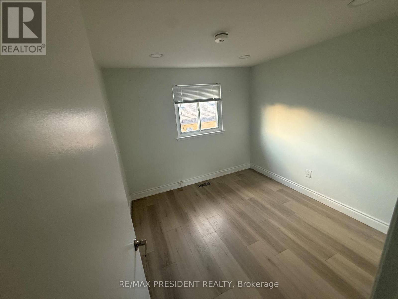 Upper - 45 Elmvale Crescent, Toronto, Ontario  M9V 2B8 - Photo 9 - W13107714
