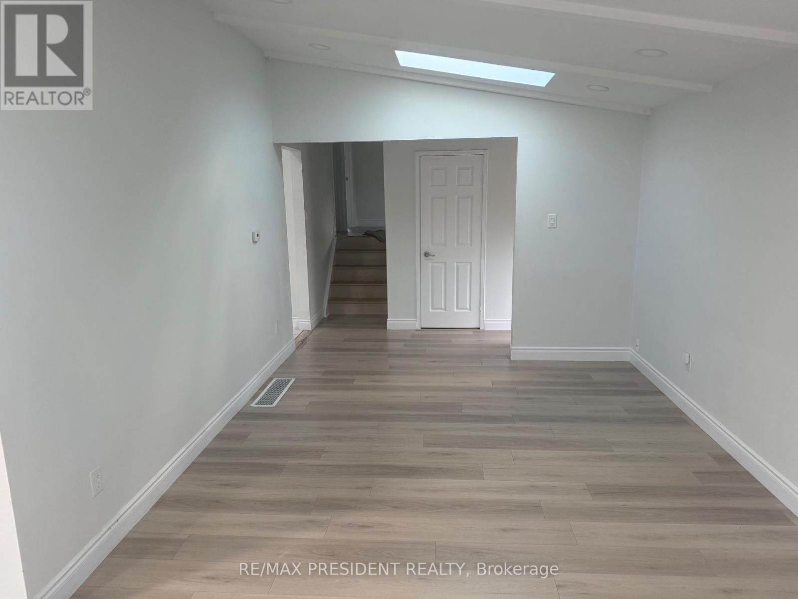 Upper - 45 Elmvale Crescent, Toronto, Ontario  M9V 2B8 - Photo 5 - W13107714