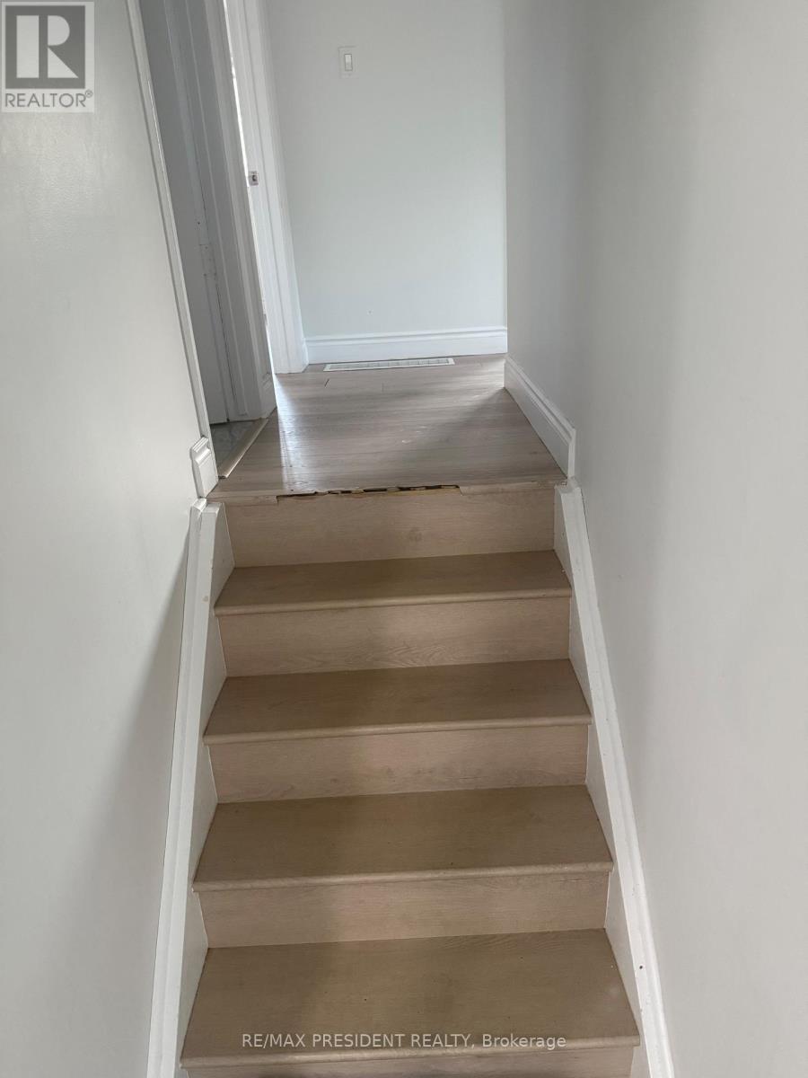 Upper - 45 Elmvale Crescent, Toronto, Ontario  M9V 2B8 - Photo 6 - W13107714