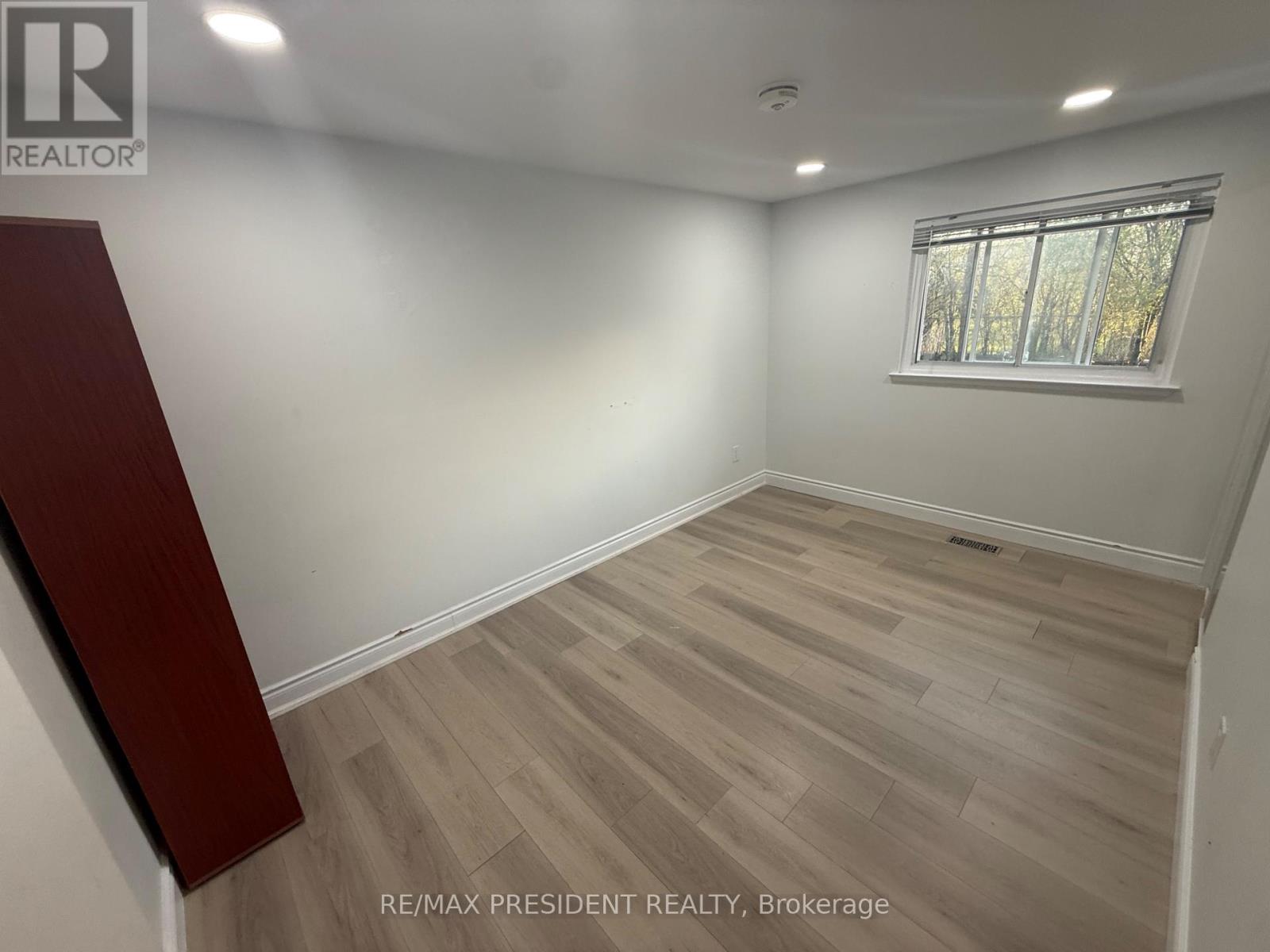 Upper - 45 Elmvale Crescent, Toronto, Ontario  M9V 2B8 - Photo 8 - W13107714