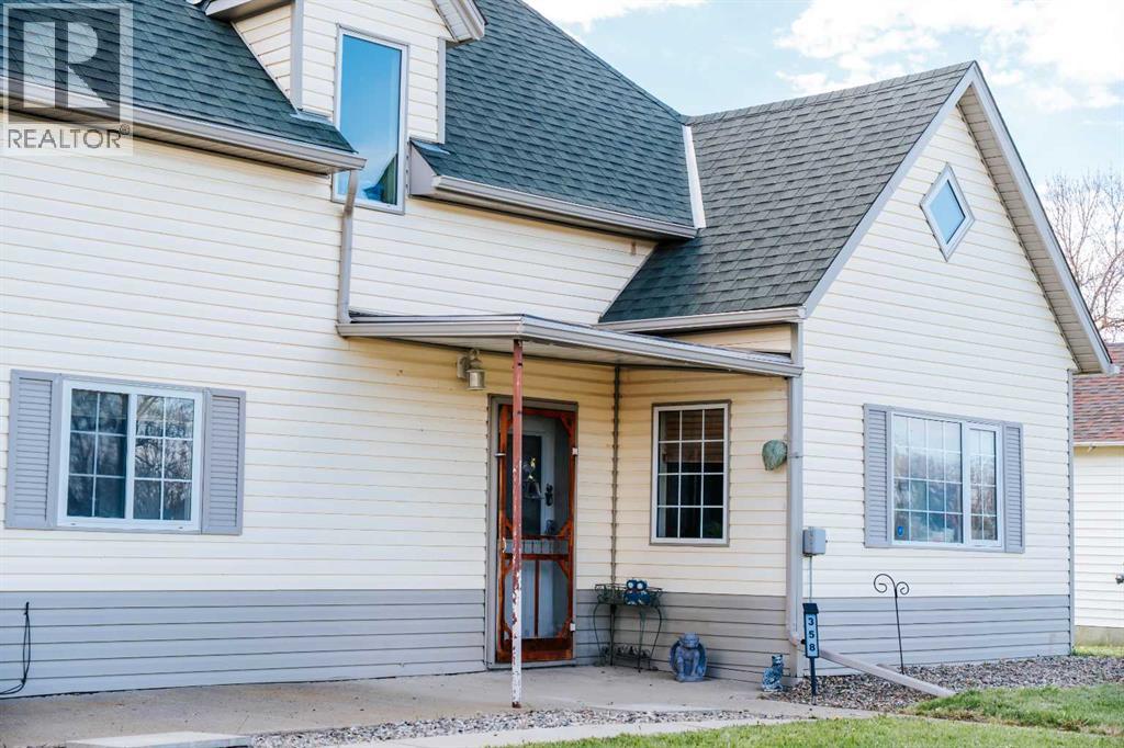 358 N 100 W, Raymond, Alberta  T0K 2S0 - Photo 3 - A2306285