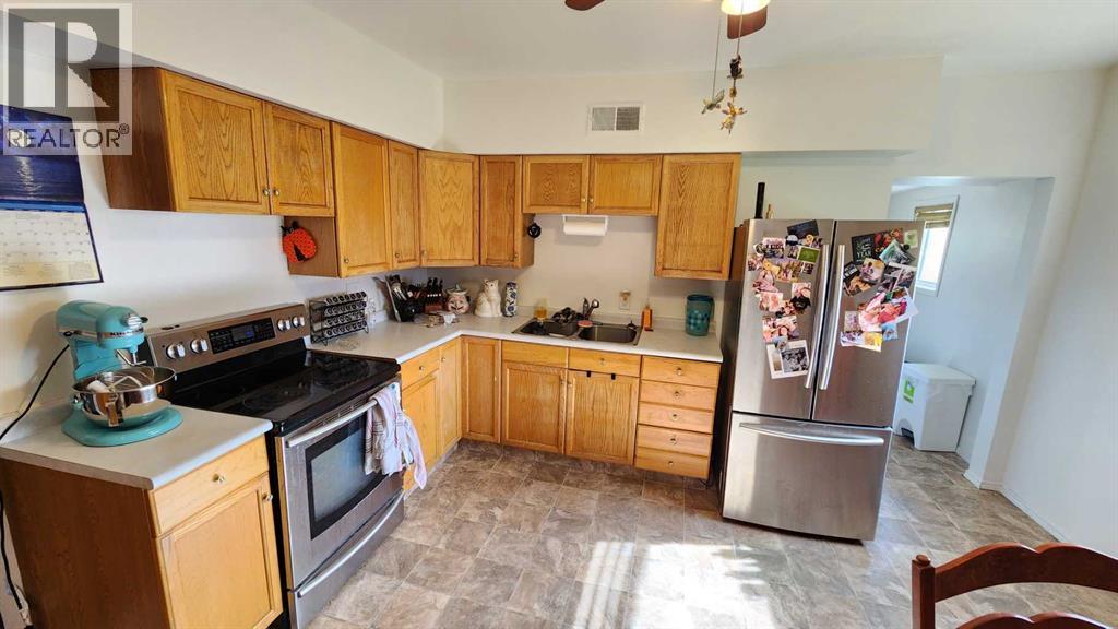 358 N 100 W, Raymond, Alberta  T0K 2S0 - Photo 9 - A2306285