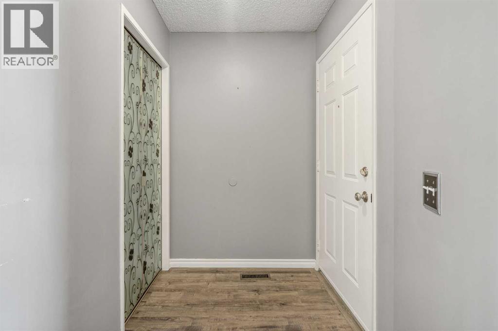 19 Bernard Drive NW, Calgary, Alberta  T3K 2B4 - Photo 3 - A2304566