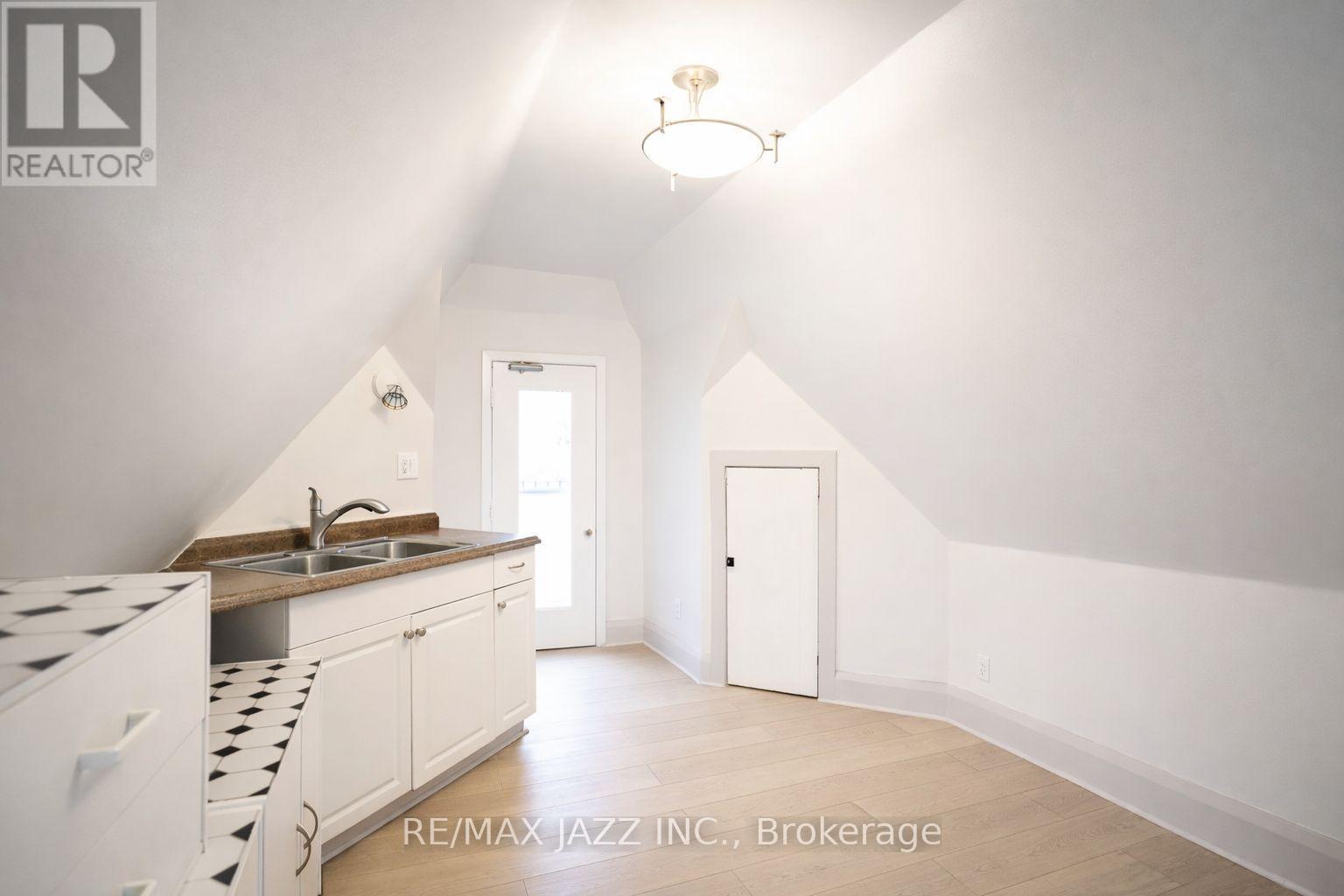 3 - 118 Eastwood Road, Toronto, Ontario  M4L 2C9 - Photo 2 - E13108010
