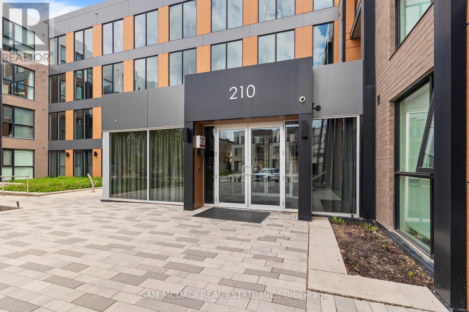 204 - 210 Sabina Drive E, Oakville, Ontario  L6H 0W6 - Photo 2 - W13108018