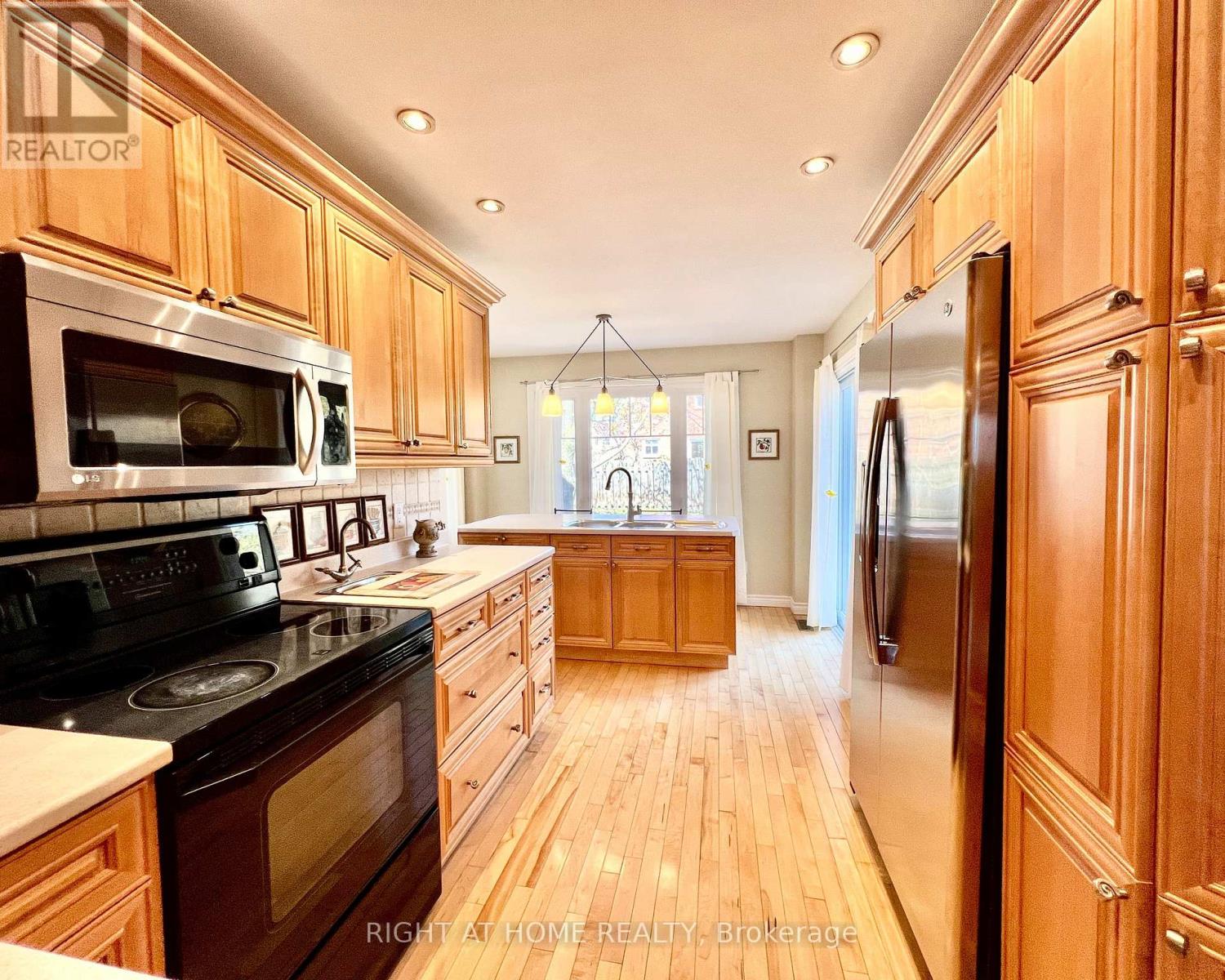4 Silverbirch Place, Whitby, Ontario  L1R 1X7 - Photo 7 - E13050786