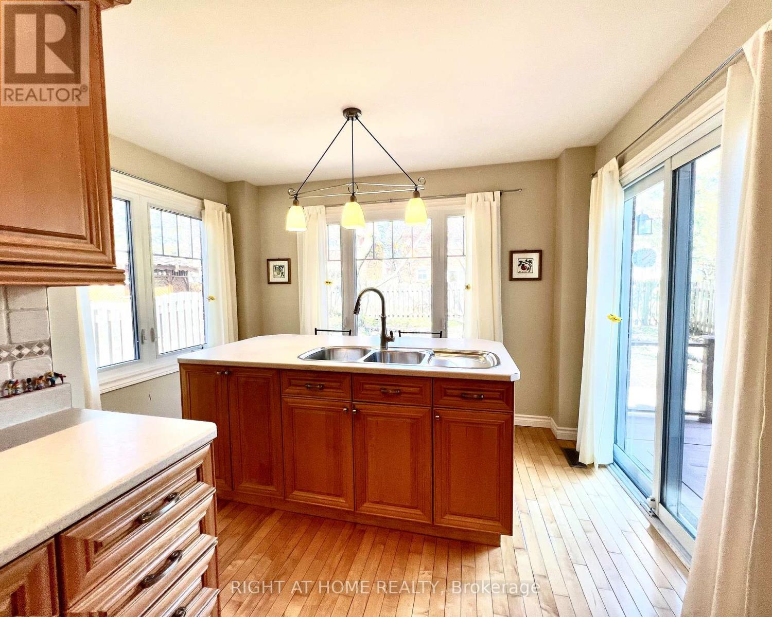 4 Silverbirch Place, Whitby, Ontario  L1R 1X7 - Photo 9 - E13050786