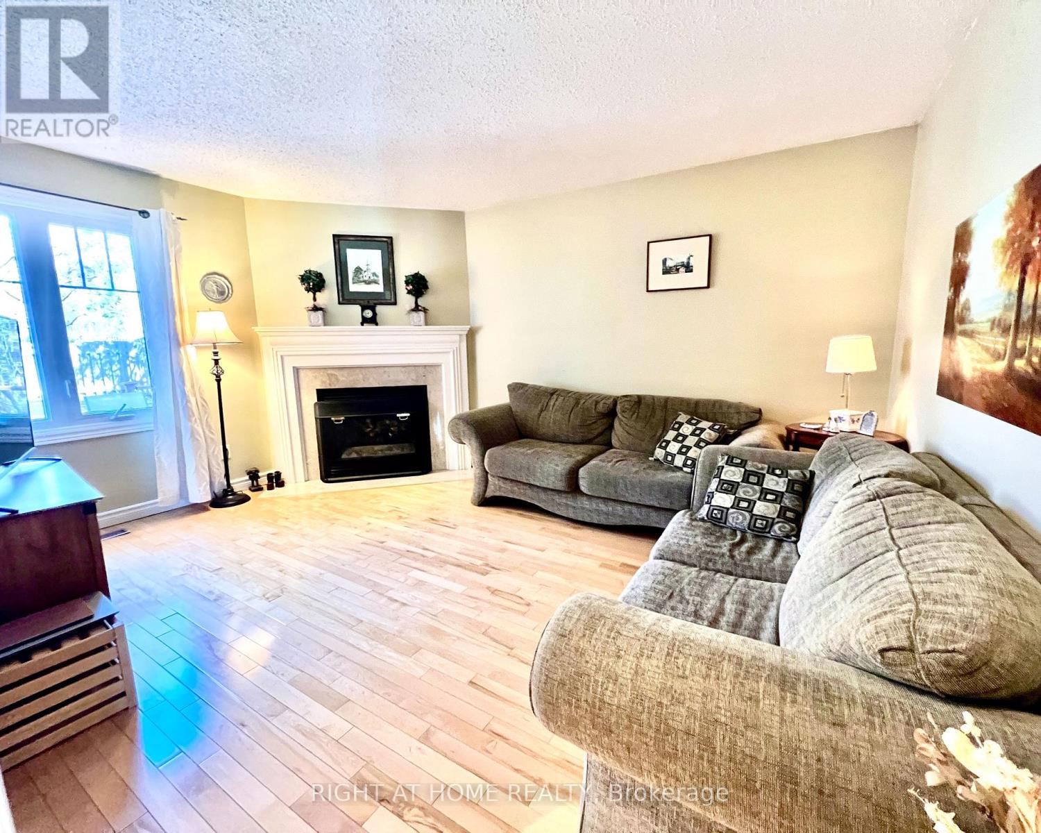 4 Silverbirch Place, Whitby, Ontario  L1R 1X7 - Photo 2 - E13050786