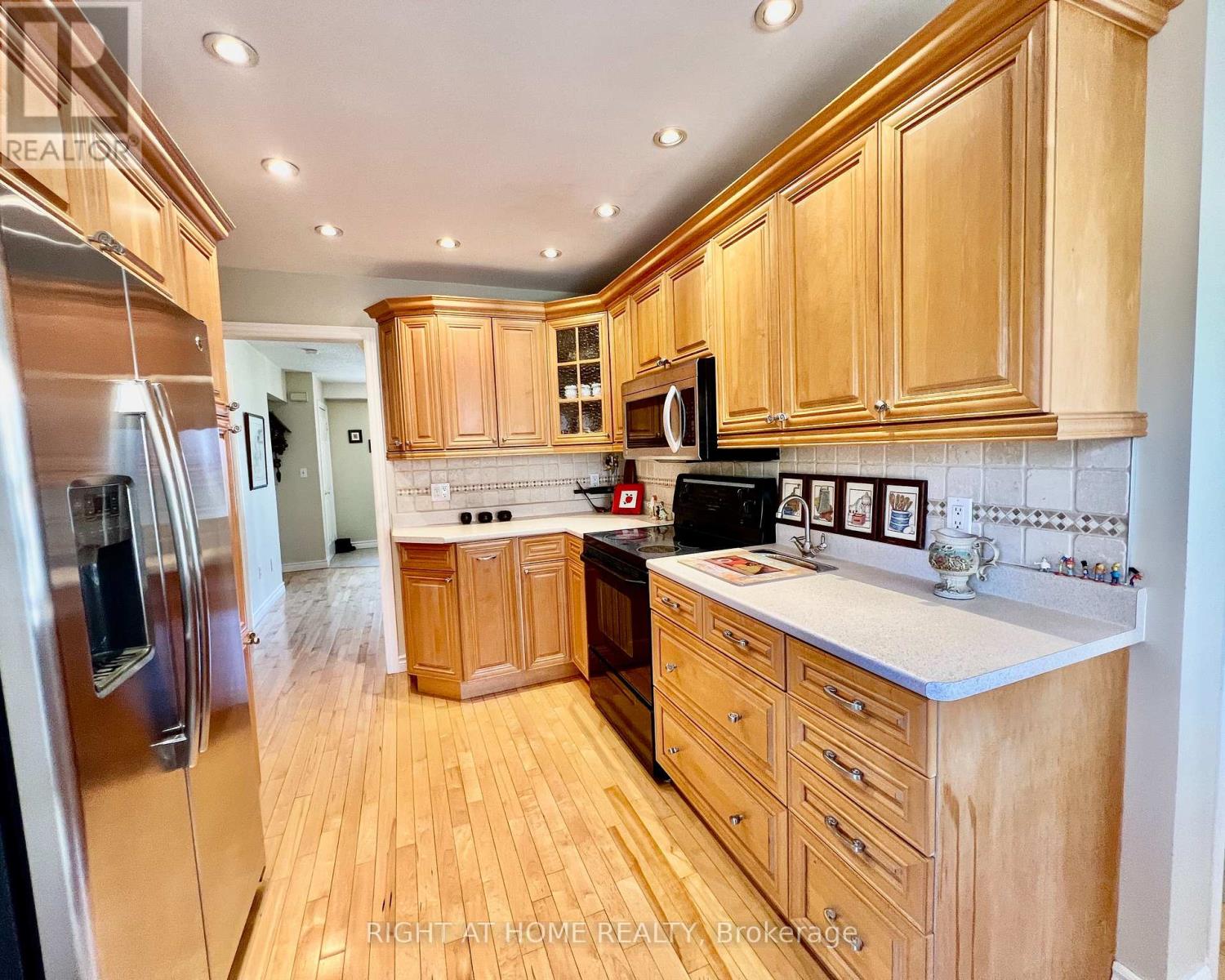 4 Silverbirch Place, Whitby, Ontario  L1R 1X7 - Photo 8 - E13050786