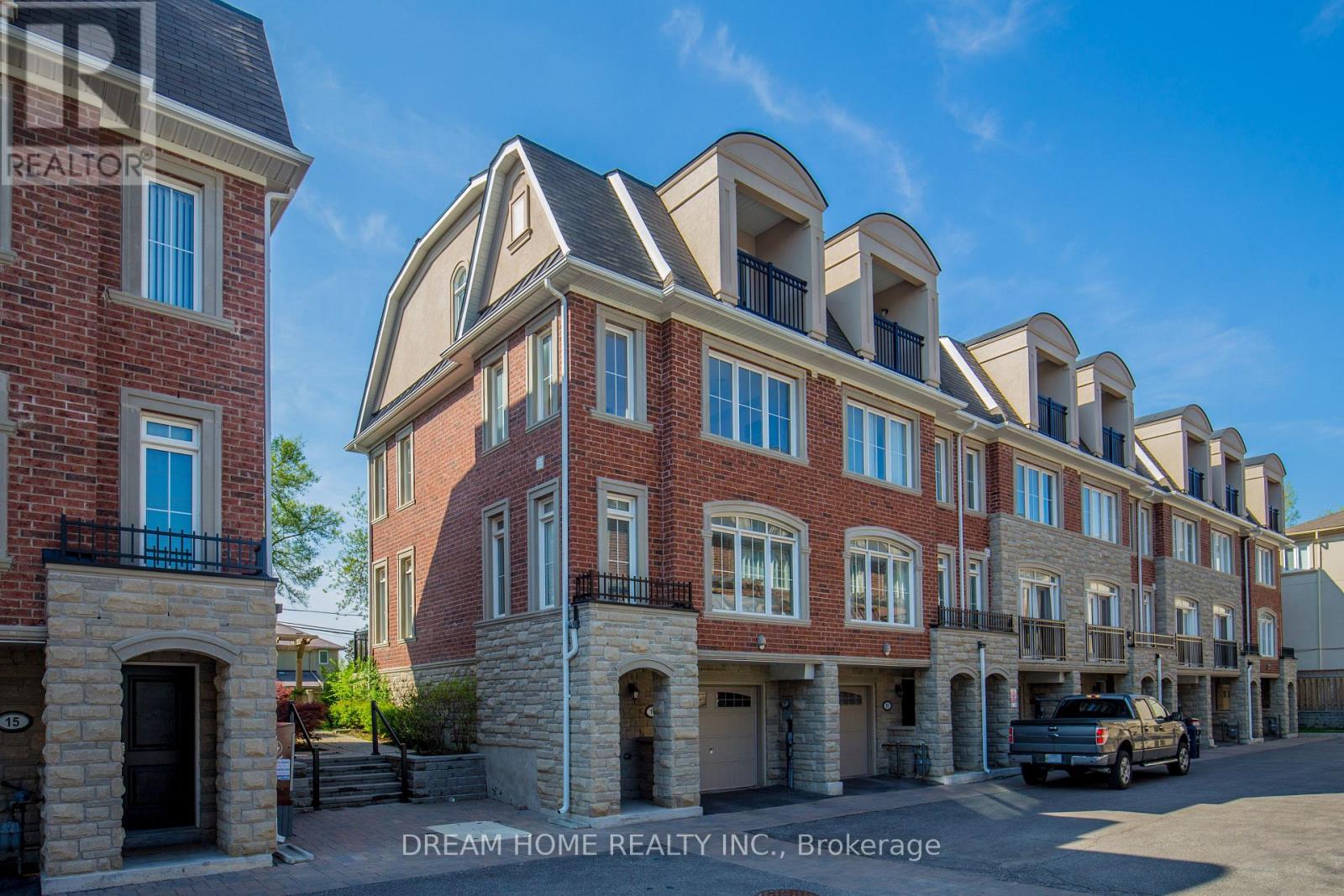 13 SLINGSBY LANE, Toronto, Ontario